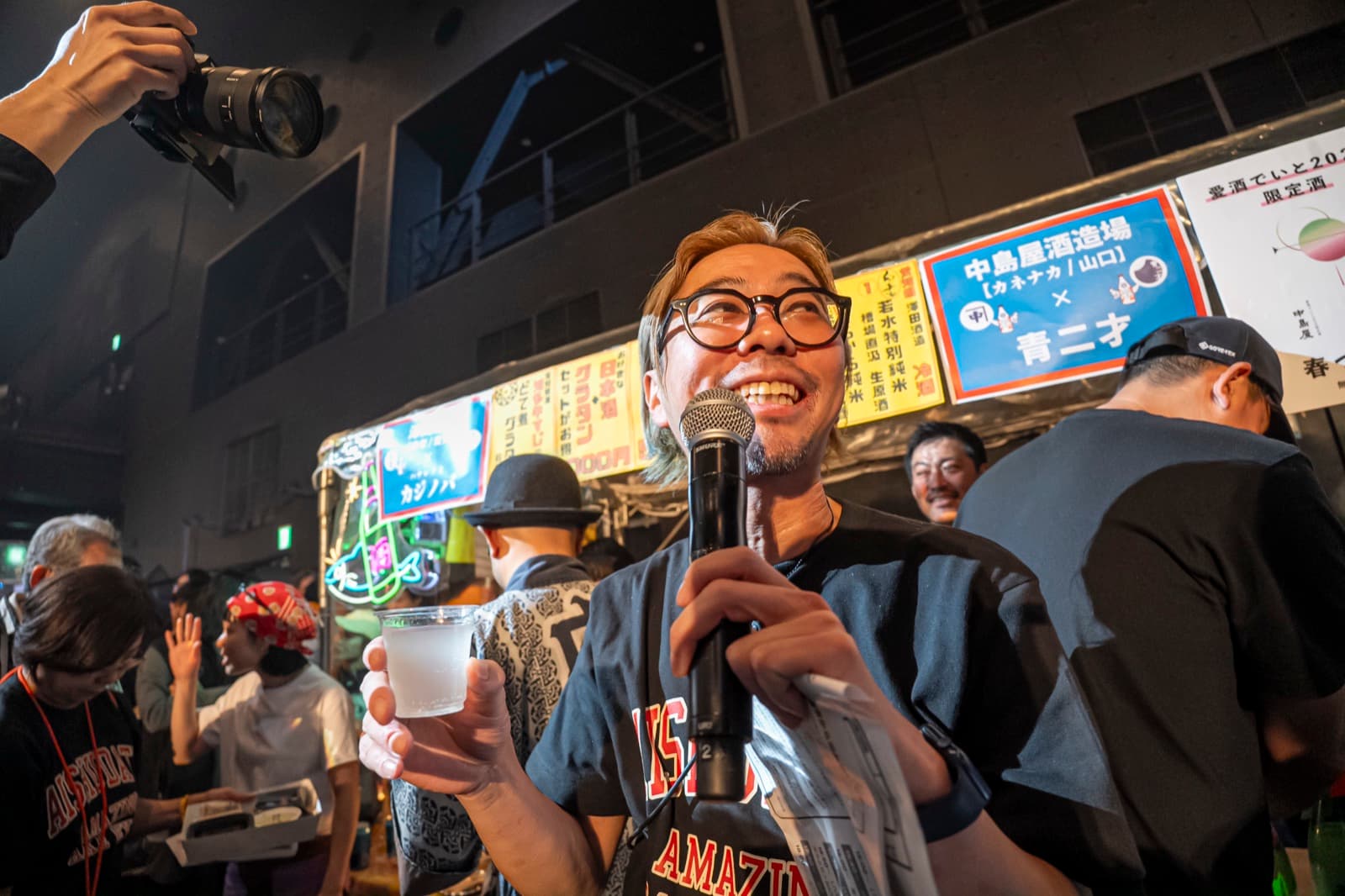 MCが会場を盛り上げる