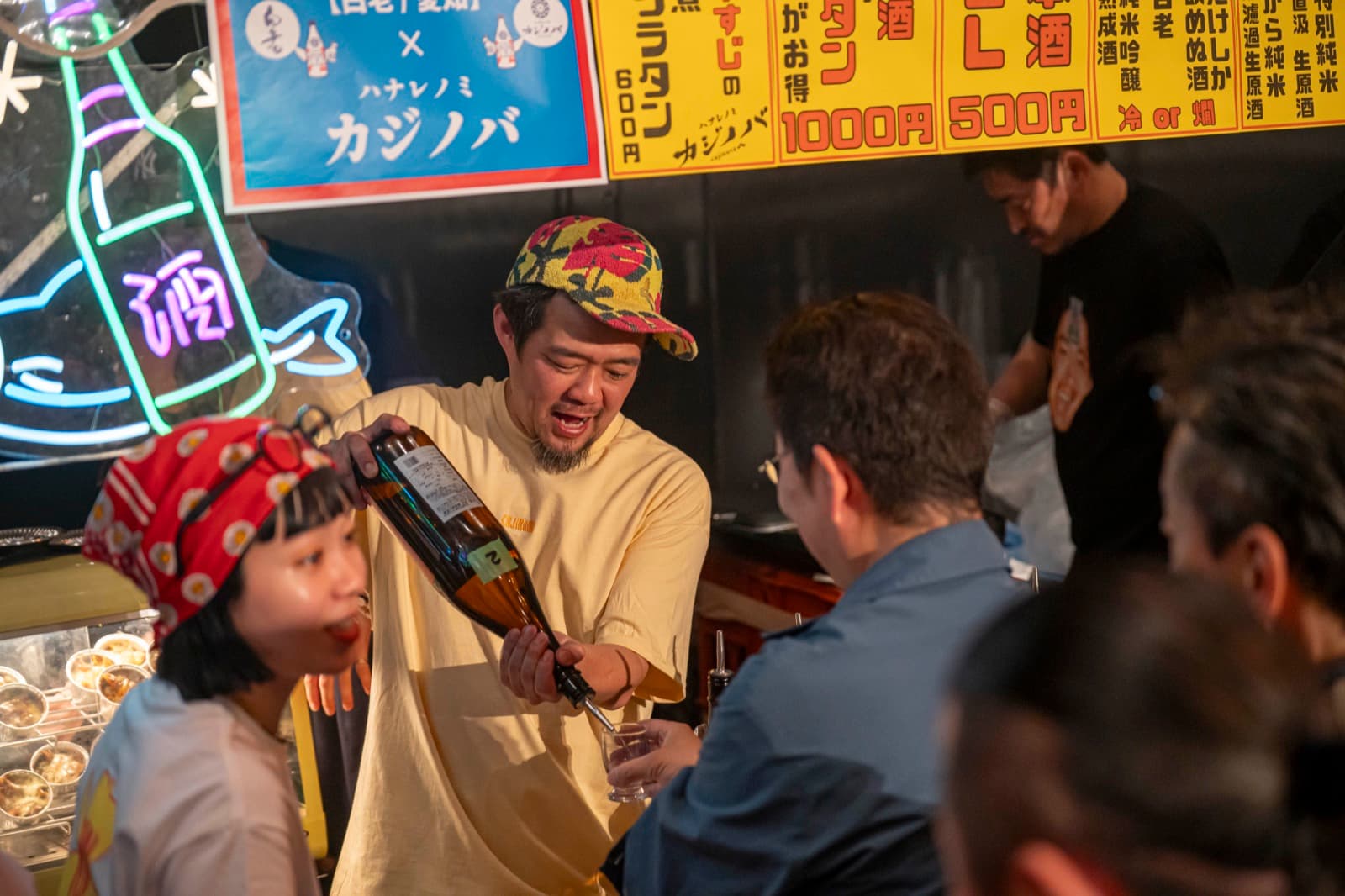 酒蔵ブースで日本酒を注ぐ様子